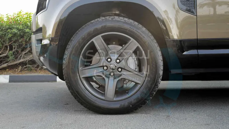 2025 لاند روفر ديفيندر اكس داينمك