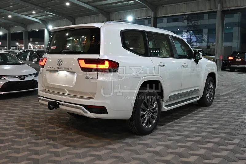 2024 تويوتا لاند كروزر جي اكس ار4