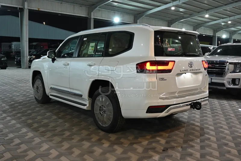 2024 تويوتا لاند كروزر جي اكس ار4