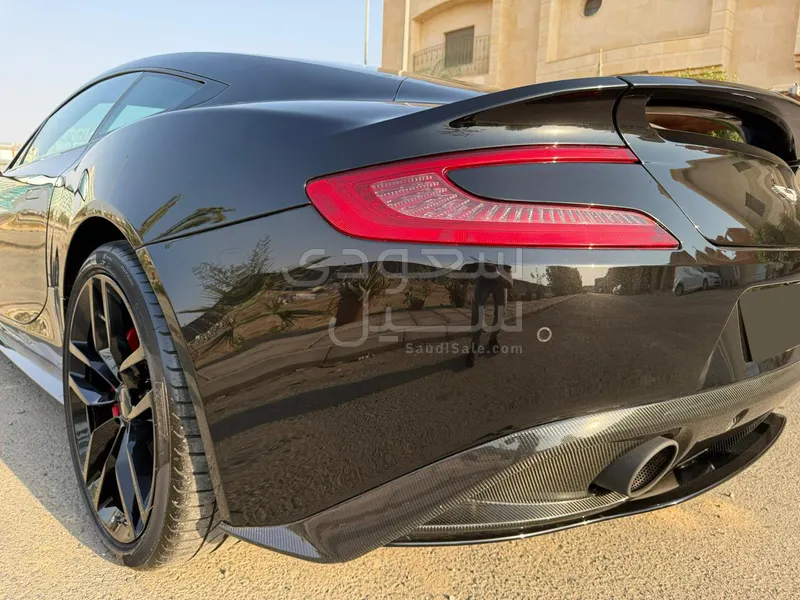 2015 استون مارتن فانكويش