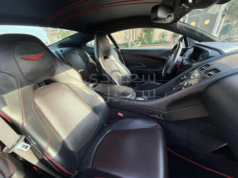 2015 استون مارتن فانكويش