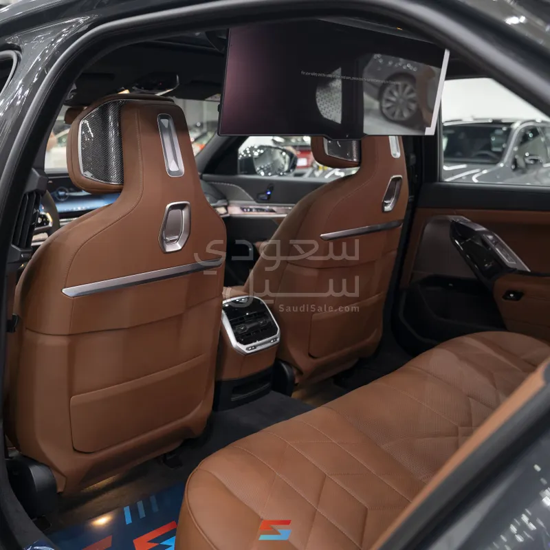 2026 بي ام دبليو الفئة السابعة 735أي