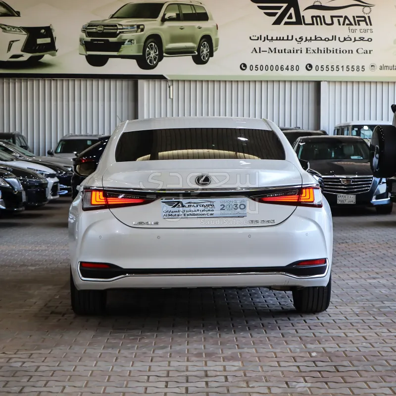 2023 لكزس إي إس 250