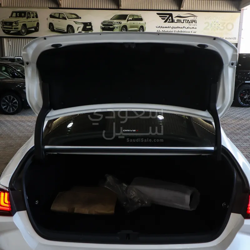 2023 لكزس إي إس 250