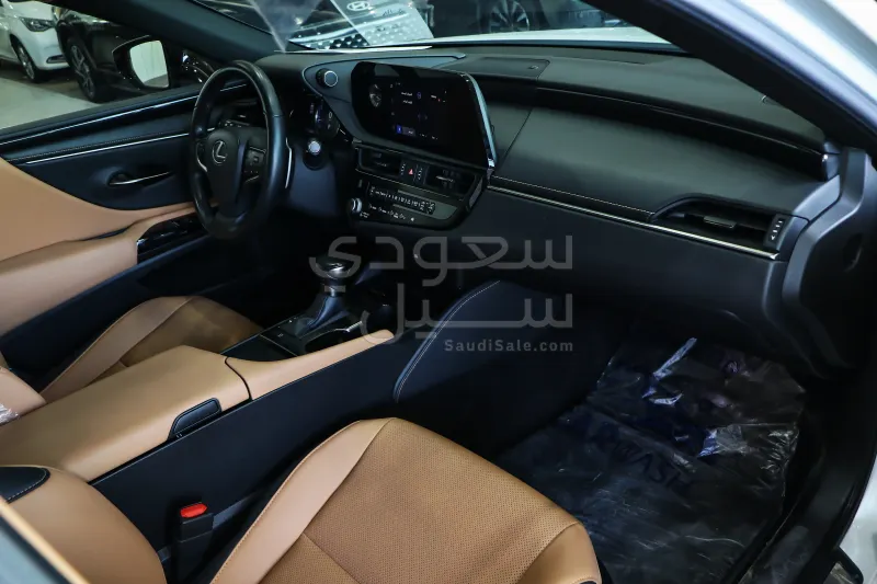 2023 لكزس إي إس 250
