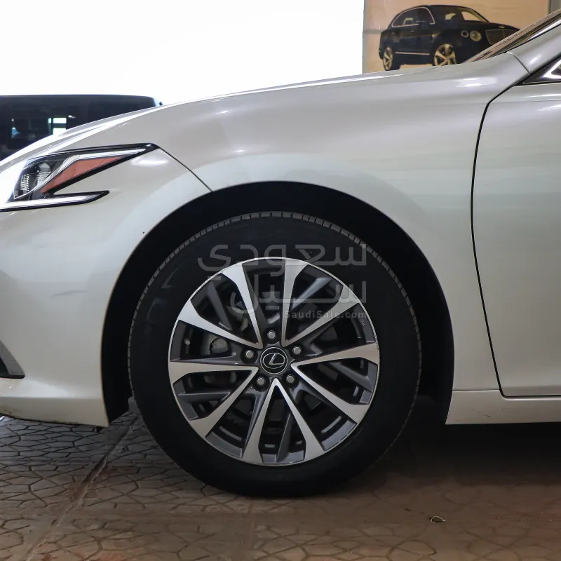 2023 لكزس إي إس 250