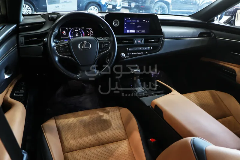 2023 لكزس إي إس 250