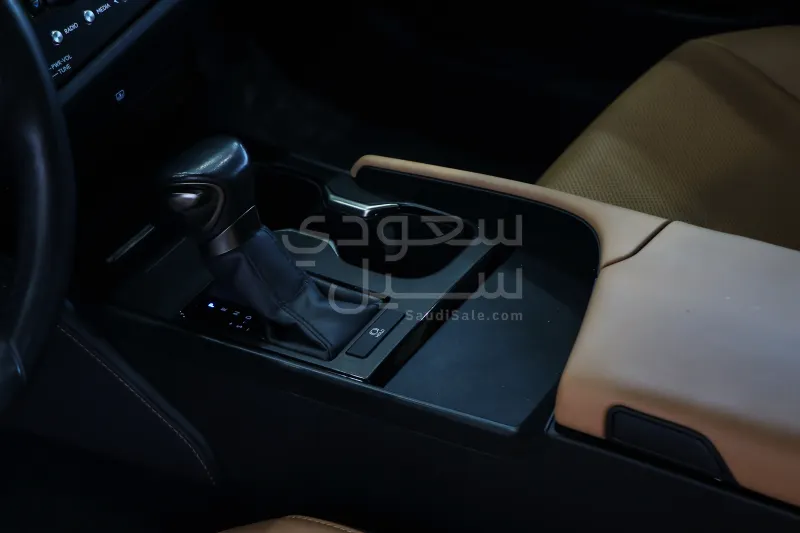 2023 لكزس إي إس 250