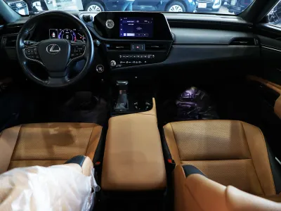 2023 لكزس إي إس 250