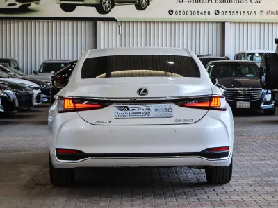 2023 لكزس إي إس 250