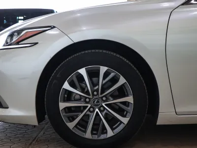 2023 لكزس إي إس 250