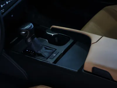 2023 لكزس إي إس 250