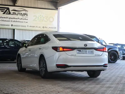 2023 لكزس إي إس 250