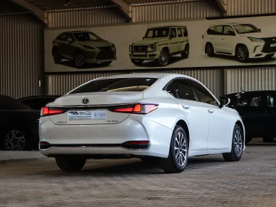 2023 لكزس إي إس 250