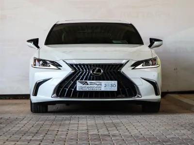 2023 لكزس إي إس 250