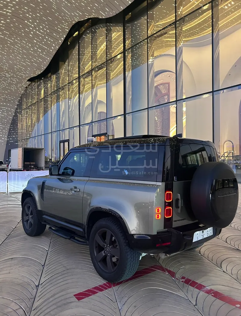 2023 لاند روفر ديفيندر 90
