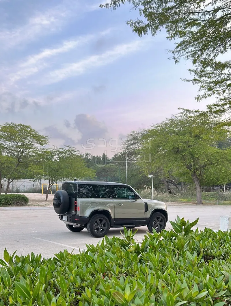 2023 لاند روفر ديفيندر 90