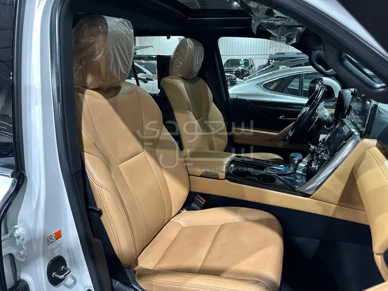 2023 لكزس إل إكس 600