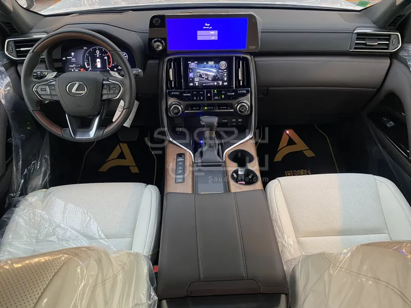 2025 لكزس إل إكس 600