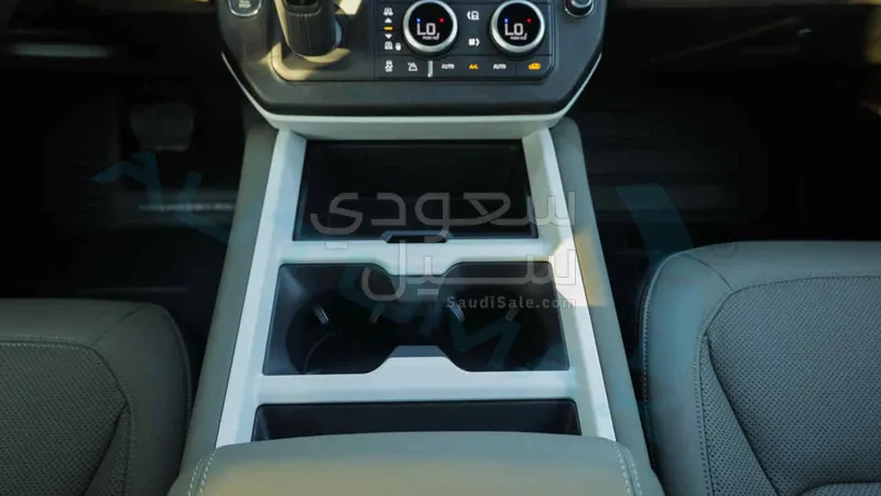 2025 لاند روفر ديفيندر اكس داينمك