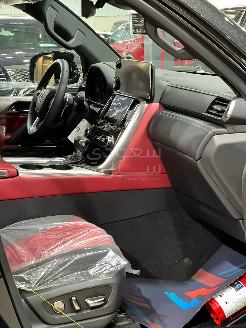 2025 لكزس إل إكس 600 إف