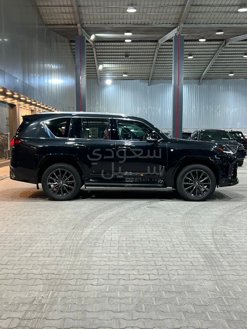 2025 لكزس إل إكس 600 إف