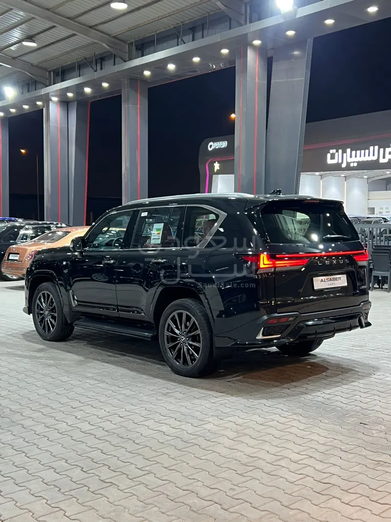 2025 لكزس إل إكس 600 إف