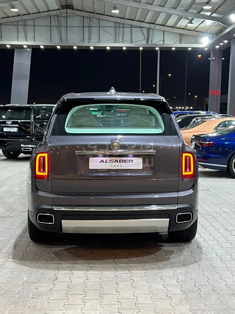 2024 رولز رويس كولينان سلفر بادج