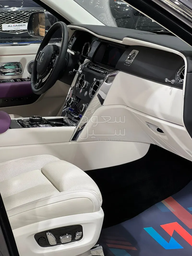 2024 رولز رويس كولينان سلفر بادج