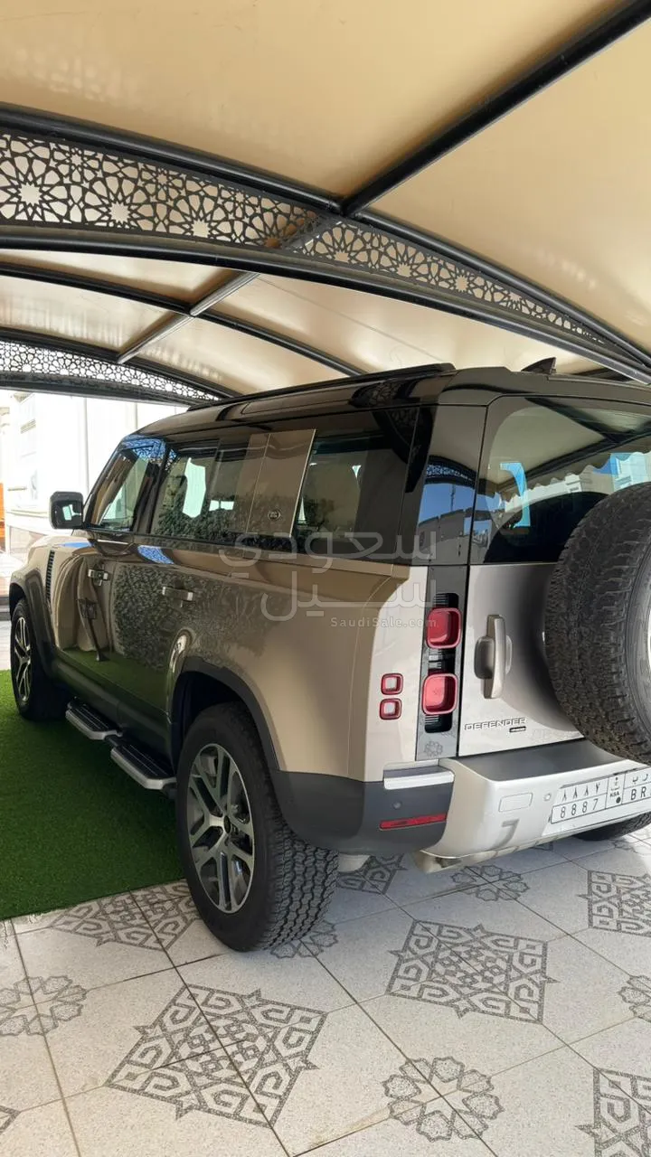 2023 لاند روفر ديفيندر 110