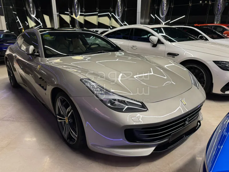 2017 فيراري جي تي سي 4 لوسو