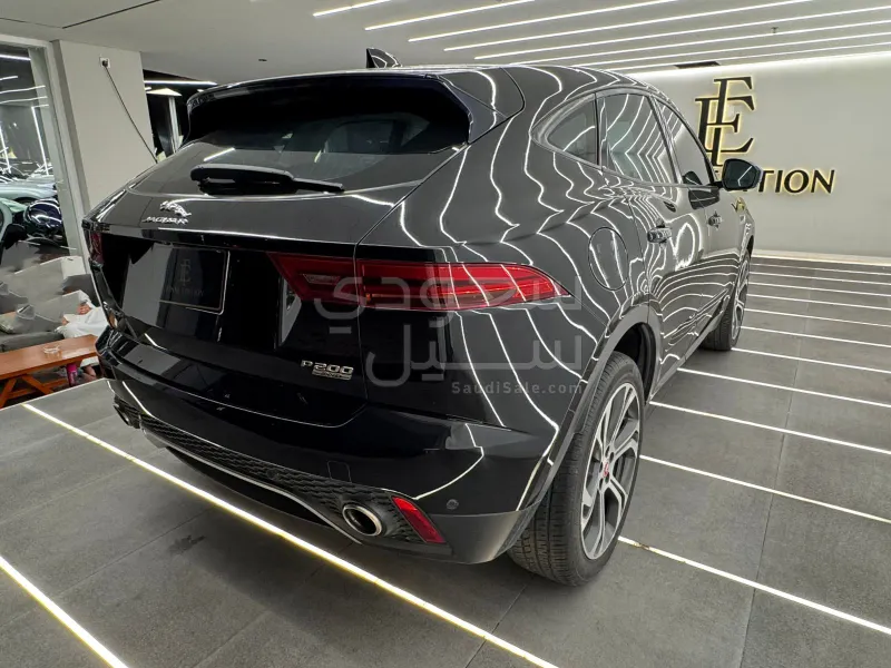 2019 جاكوار اف-بيس