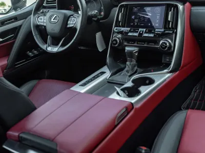 2022 لكزس إل إكس 600 إف