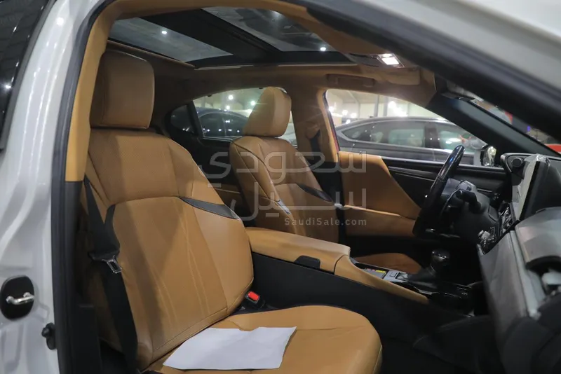 2023 لكزس إي إس 350