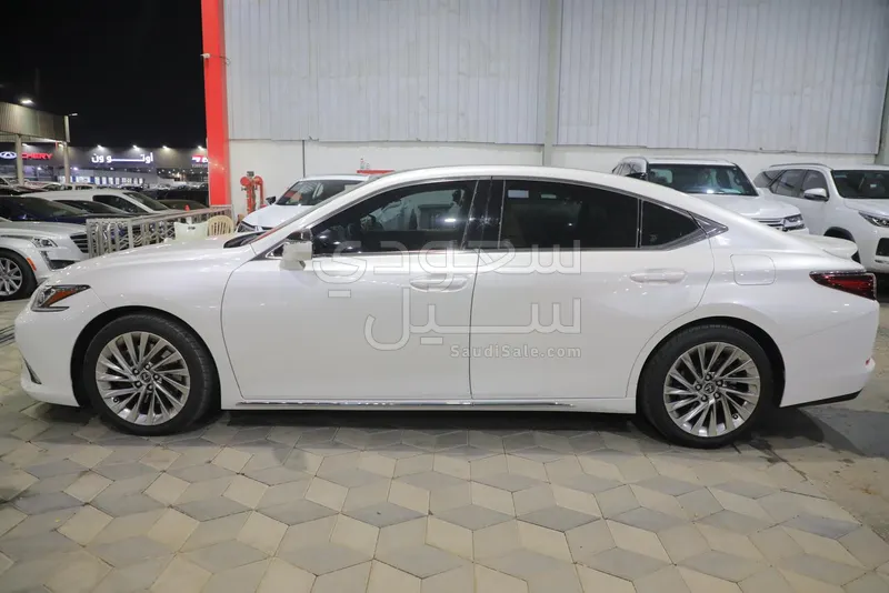 2023 لكزس إي إس 350