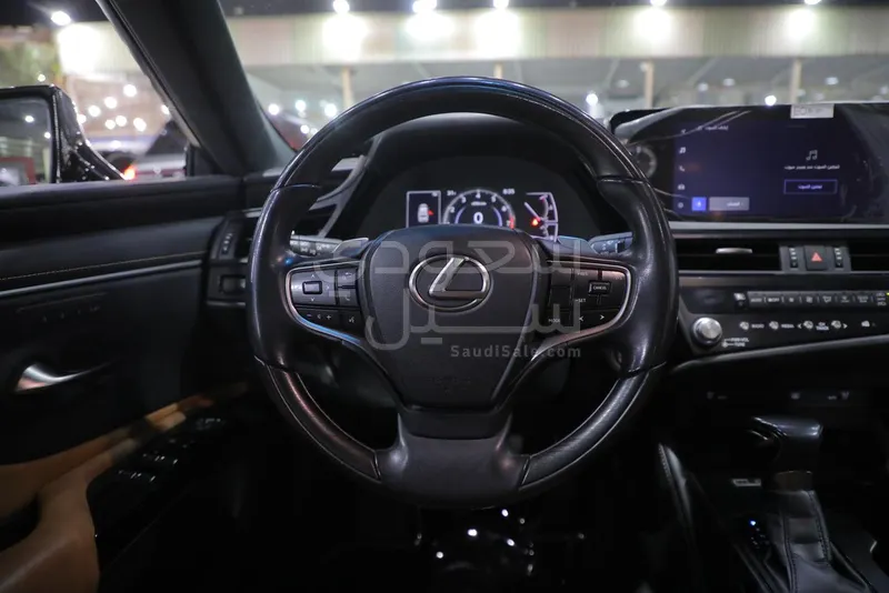 2023 لكزس إي إس 350
