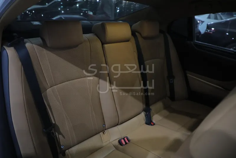 2023 لكزس إي إس 350