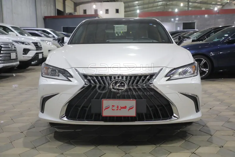 2023 لكزس إي إس 350