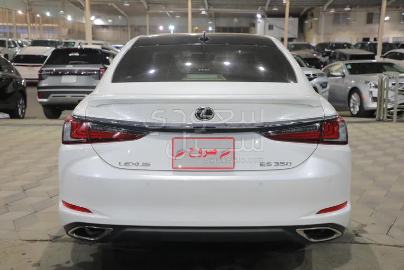 2023 لكزس إي إس 350
