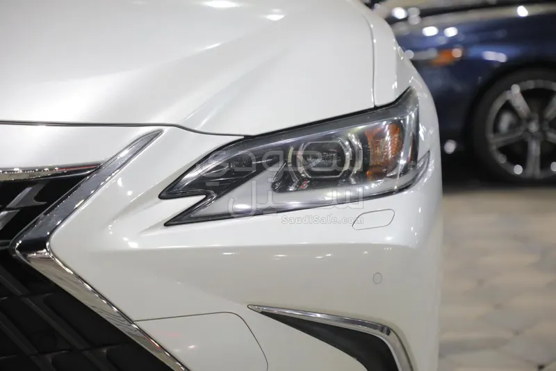 2023 لكزس إي إس 350