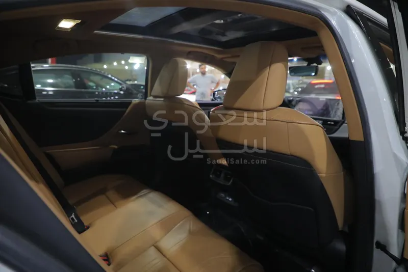 2023 لكزس إي إس 350