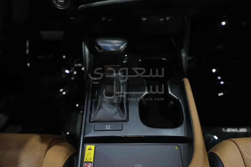 2023 لكزس إي إس 350