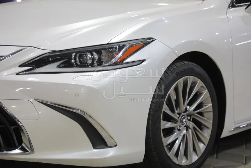 2023 لكزس إي إس 350