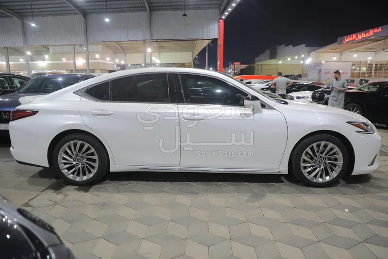 2023 لكزس إي إس 350