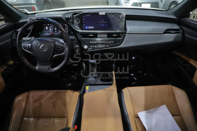 2023 لكزس إي إس 350