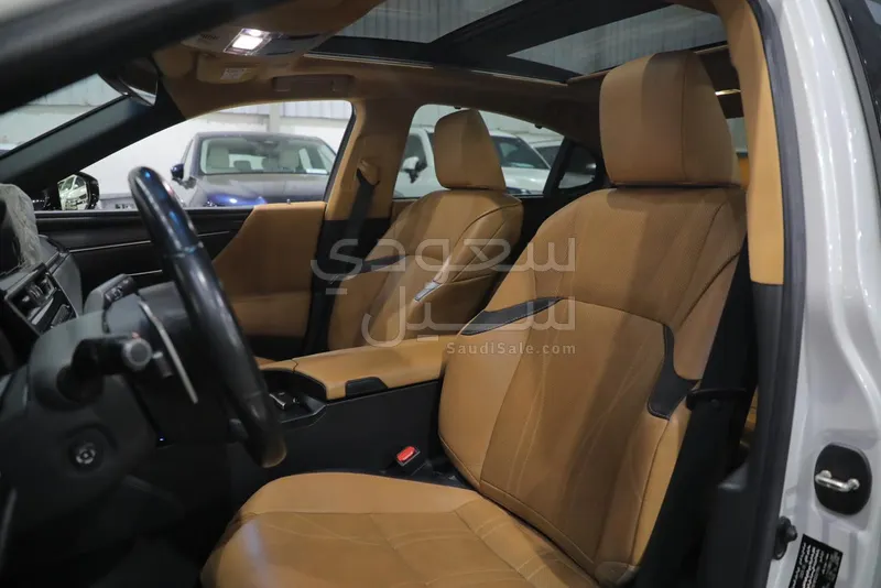 2023 لكزس إي إس 350