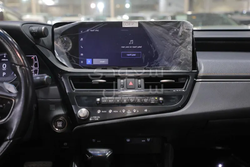 2023 لكزس إي إس 350