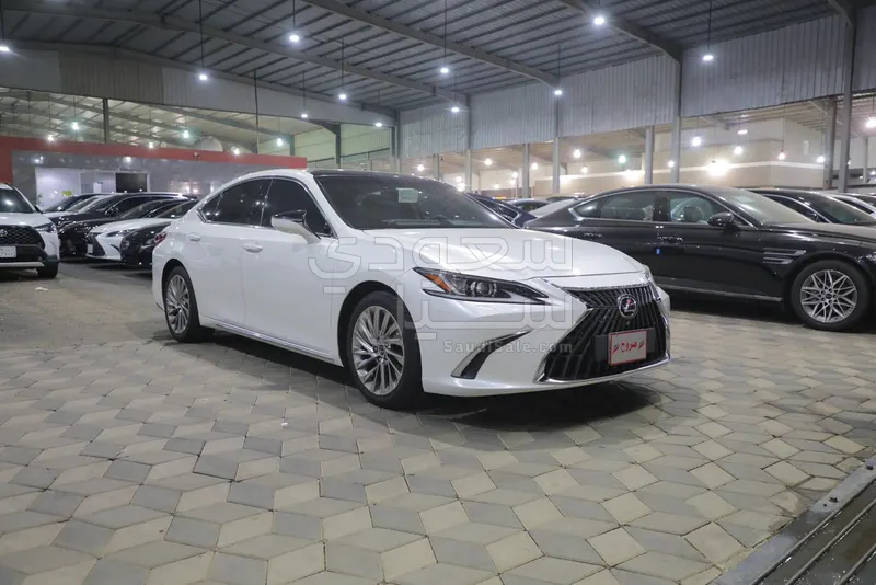 2023 لكزس إي إس 350