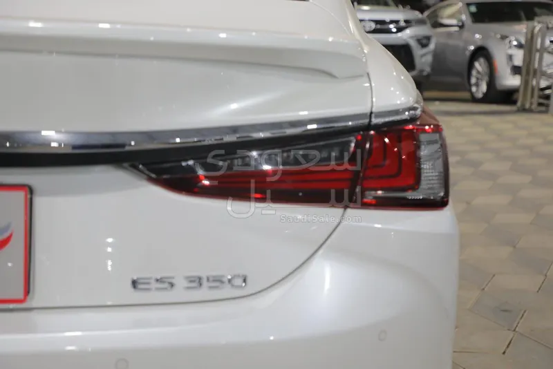 2023 لكزس إي إس 350
