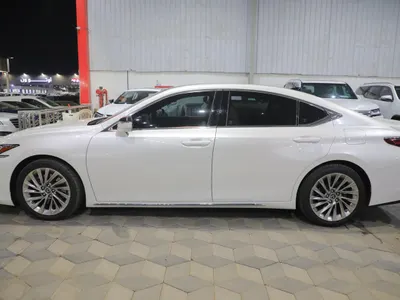 2023 لكزس إي إس 350